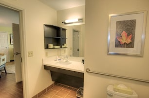 Hair dryer, towels, shampoo, toilet paper