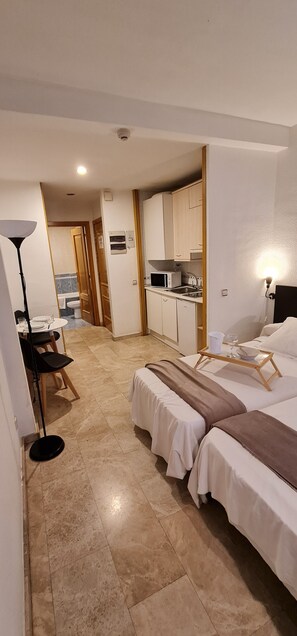 Studio | Soundproofing, free cots/infant beds, rollaway beds, free WiFi