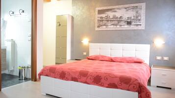 Daunenbettdecken, Schreibtisch, laptopgeeigneter Arbeitsplatz