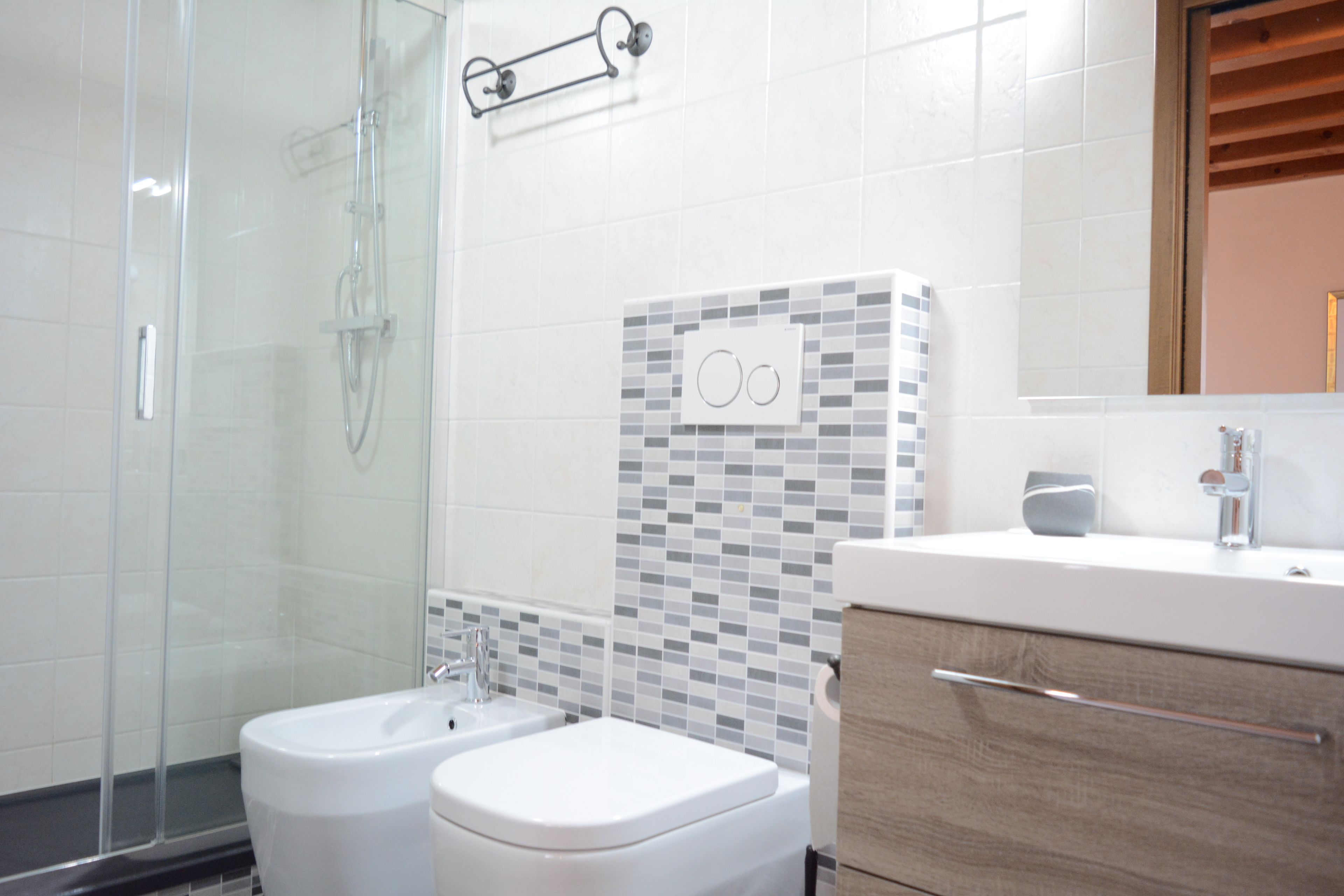 Shower, pengering rambut, kloset, dan handuk