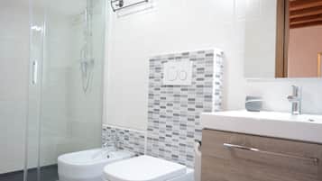 Shower, pengering rambut, kloset, dan handuk