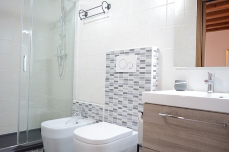 Douche, sèche-cheveux, bidet, serviettes fournies. Casa Taty