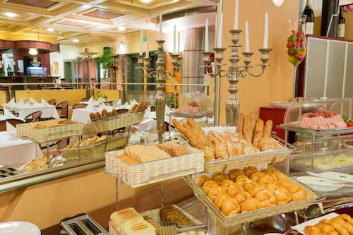 Se ofrece un desayuno bufé todos los días (por un coste adicional)