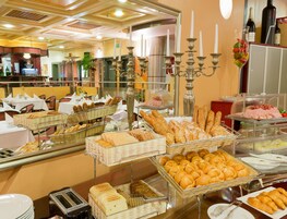 Dagelijks ontbijtbuffet (EUR 15.50 per persoon)