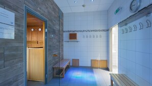 Un sauna moderno con bancos de madera, un banco cerca de la entrada y un reloj en la pared.