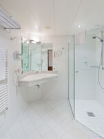 Comfort Suite | Bathroom | Shower, free toiletries, hair dryer, bathrobes