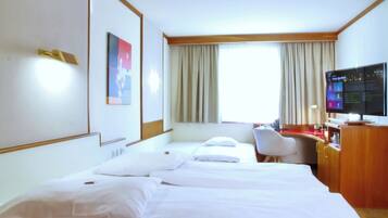 Business Double Room Extra Sofa Bed | Minibar, Zimmersafe, Schreibtisch, laptopgeeigneter Arbeitsplatz