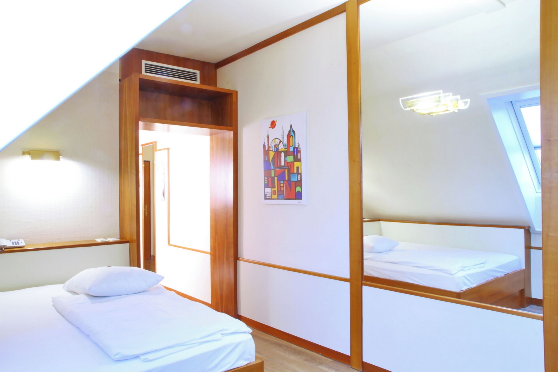 Business Single Room | Minibar, in-room safe, desk, laptop workspace