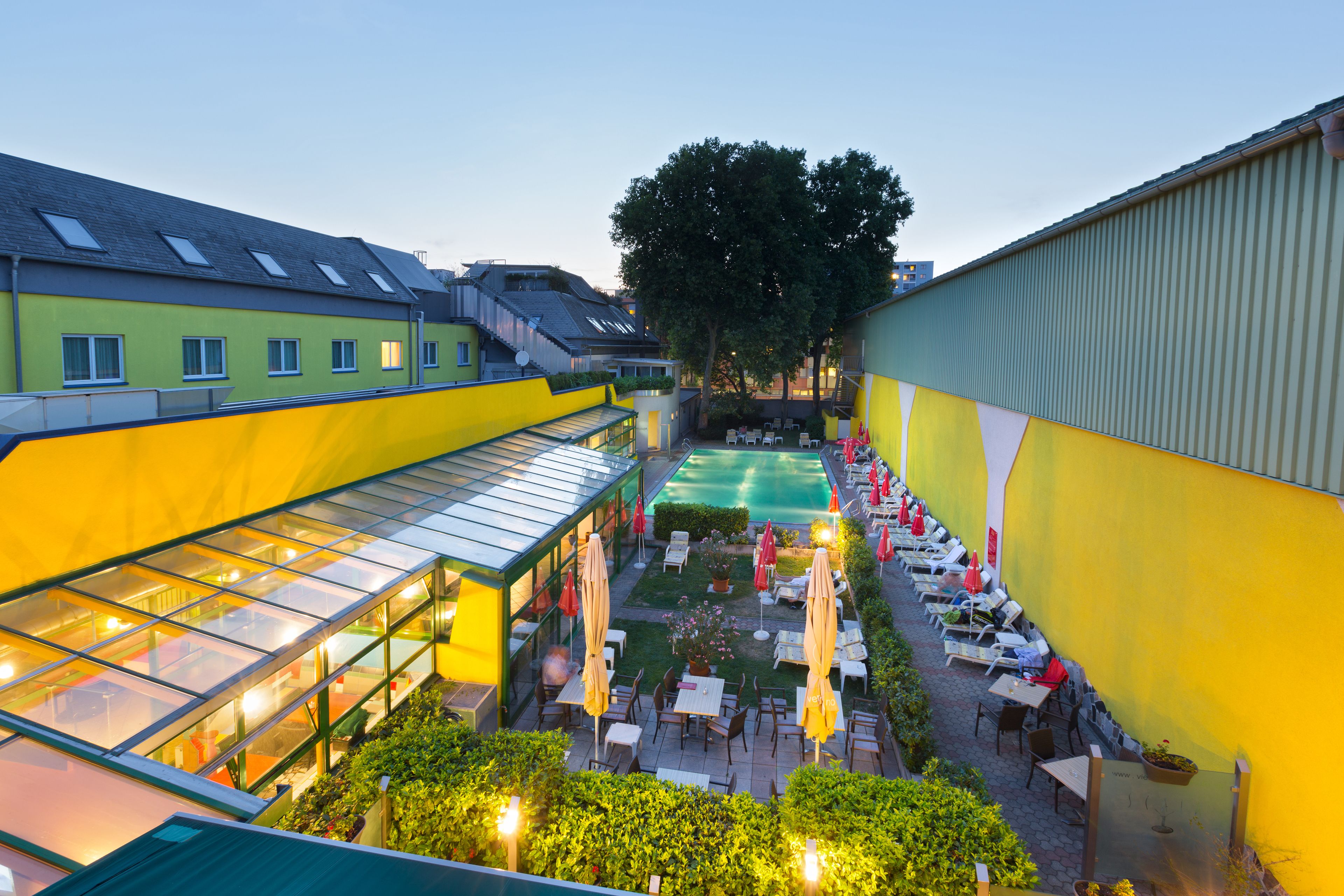 Außenpool (je nach Saison geöffnet), Sonnenschirme, Liegestühle