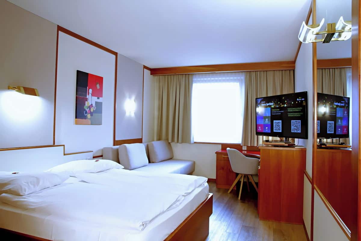 Minibar, coffres-forts dans les chambres, bureau