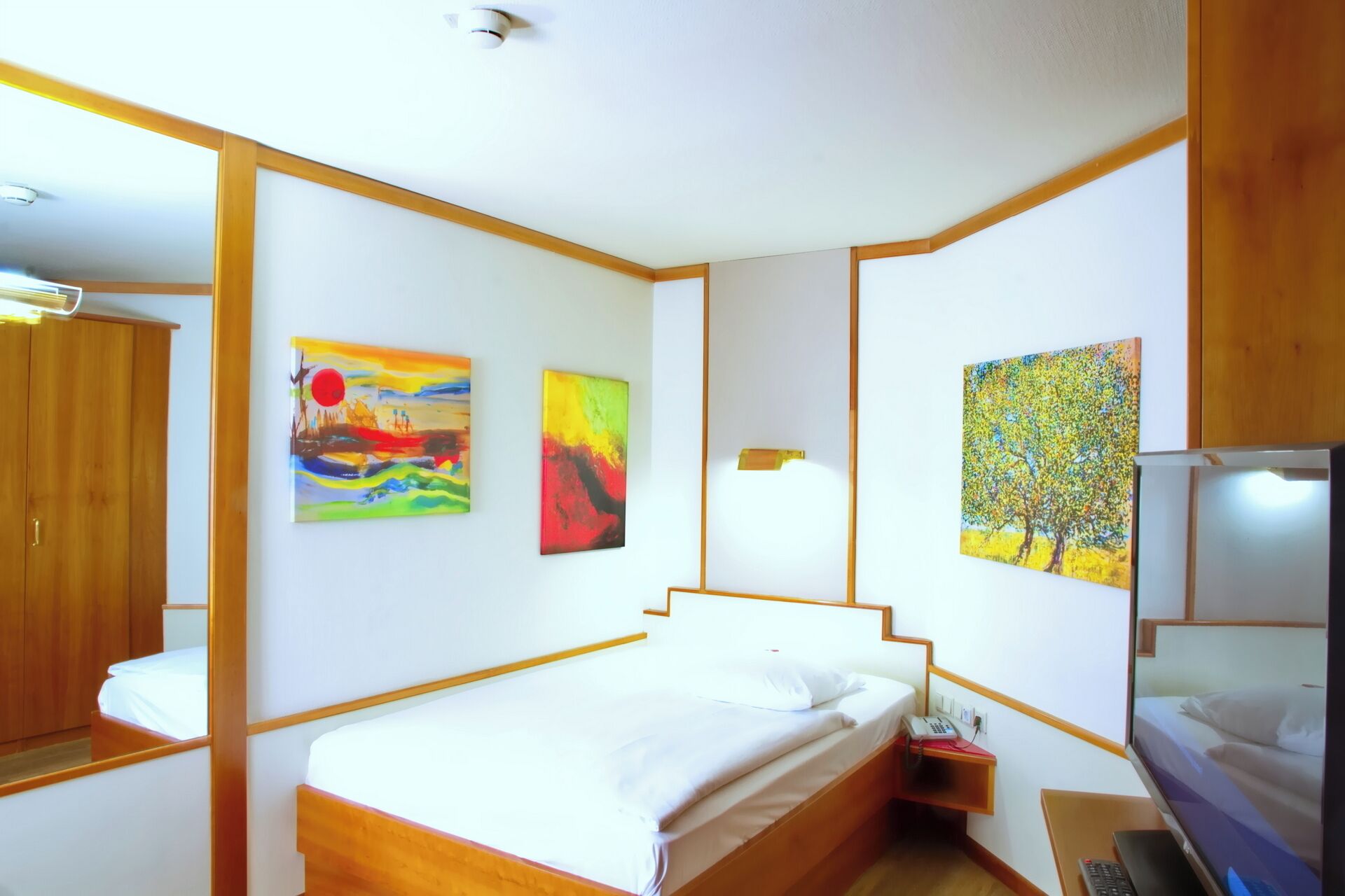 Comfort Single Room | Minibar, in-room safe, desk, laptop workspace