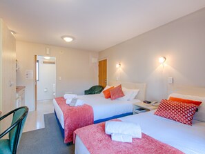 A hotel room with two beds, a desk, and a chair. - Bella Vista Motel Blenheim (Blenheim)