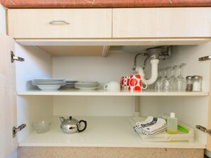 Mini-Kühlschrank, Mikrowelle, Wasserkocher mit Kaffee-/Teezubehör