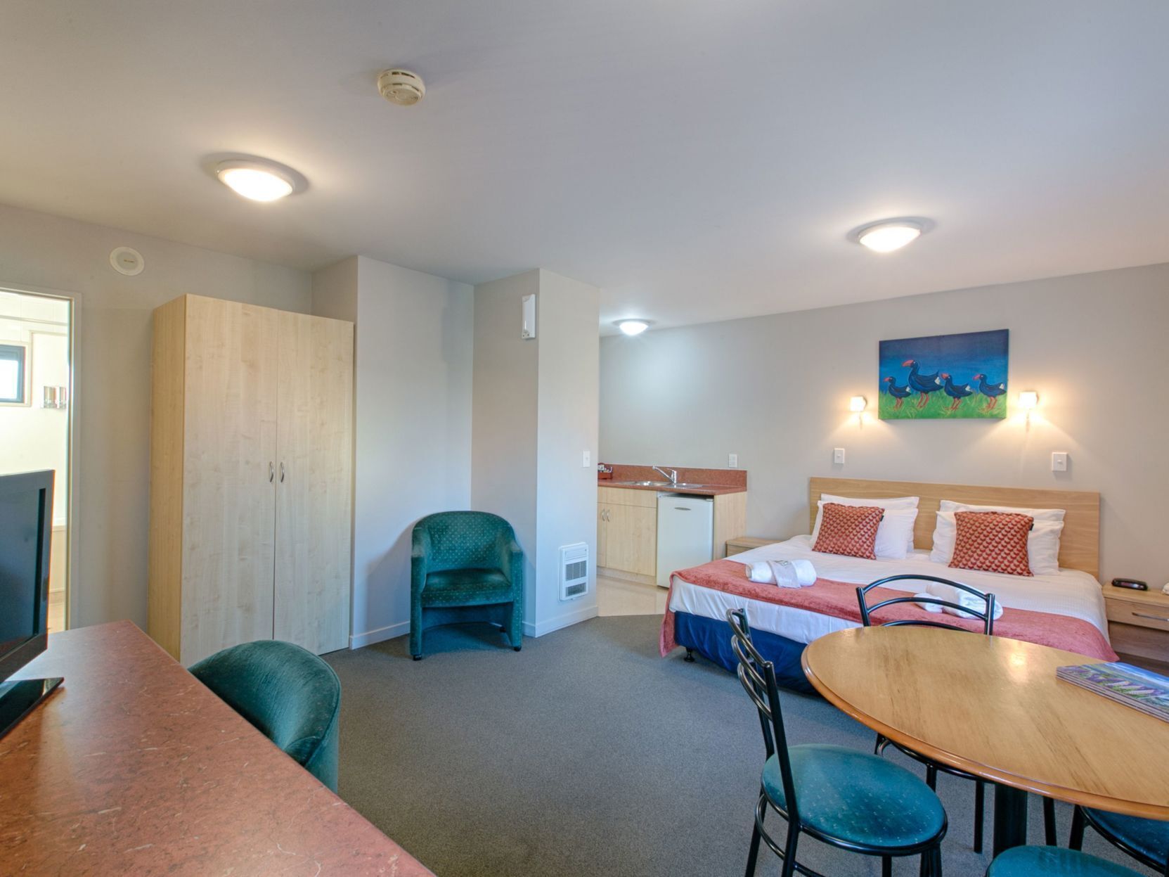 Egyptian cotton sheets, premium bedding, in-room safe, desk