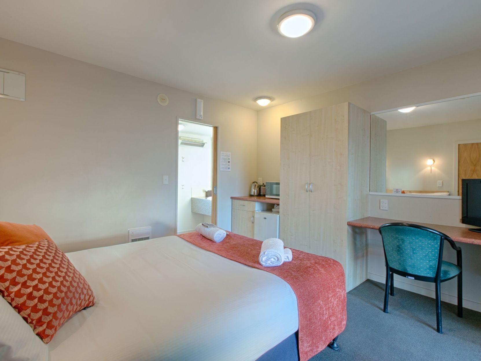 Egyptian cotton sheets, premium bedding, in-room safe, desk