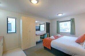 Queen Studio | Egyptian cotton sheets, premium bedding, in-room safe, desk - Bella Vista Motel Blenheim (Blenheim)