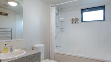 One Bedroom Spa Unit | Bathroom