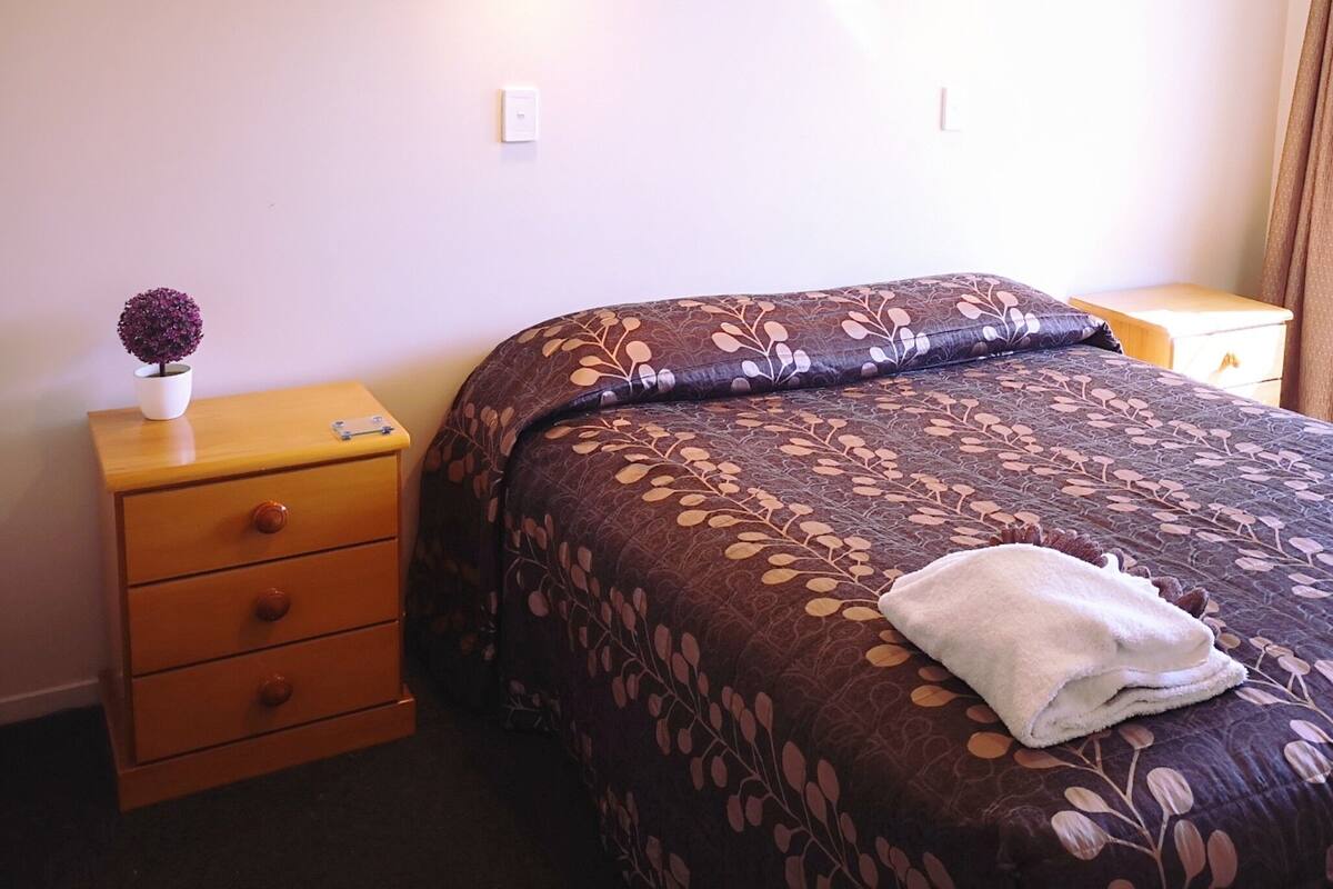 Family Suite | Premium bedding, laptop workspace, soundproofing, iron/ironing board