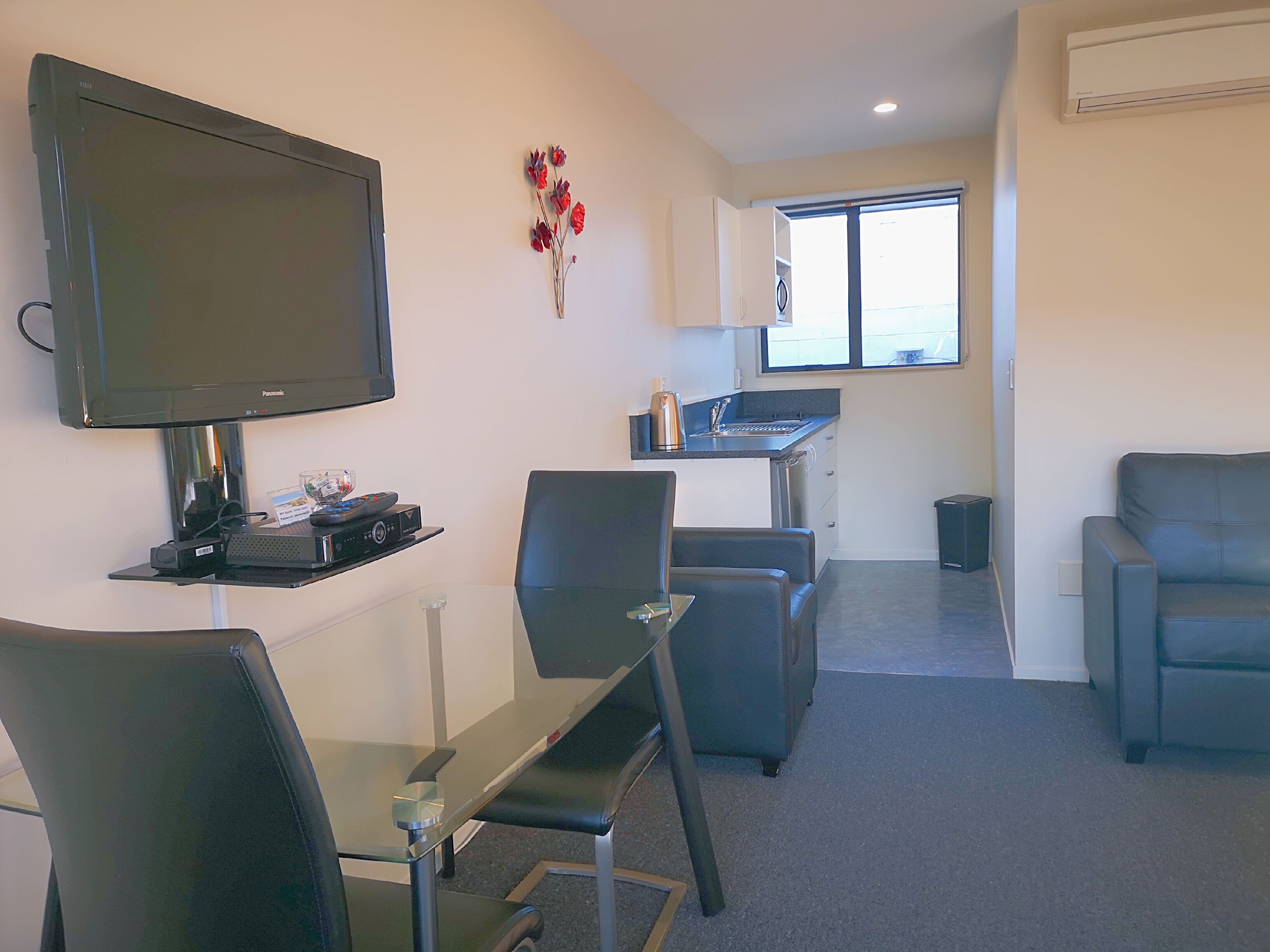 Executive studio | Woonruimte | Een 32-inch ledtelevisie met digitale zenders