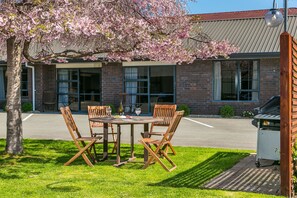 BBQ/picnic Area - Aston Court Motel Blenheim (Blenheim)