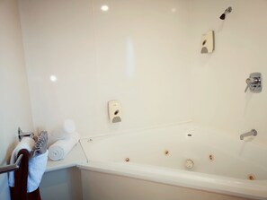 1 Bedroom Spa Unit | Bathroom | Shower, rainfall showerhead, hair dryer, towels - Aston Court Motel Blenheim (Blenheim)