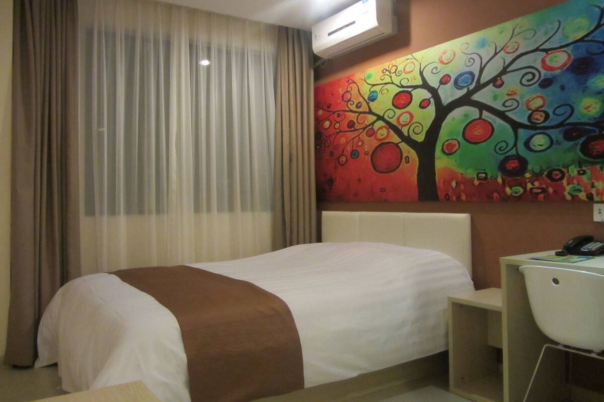 Quarto standard, 1 cama de casal | Escrivaninha, Wi-Fi de cortesia