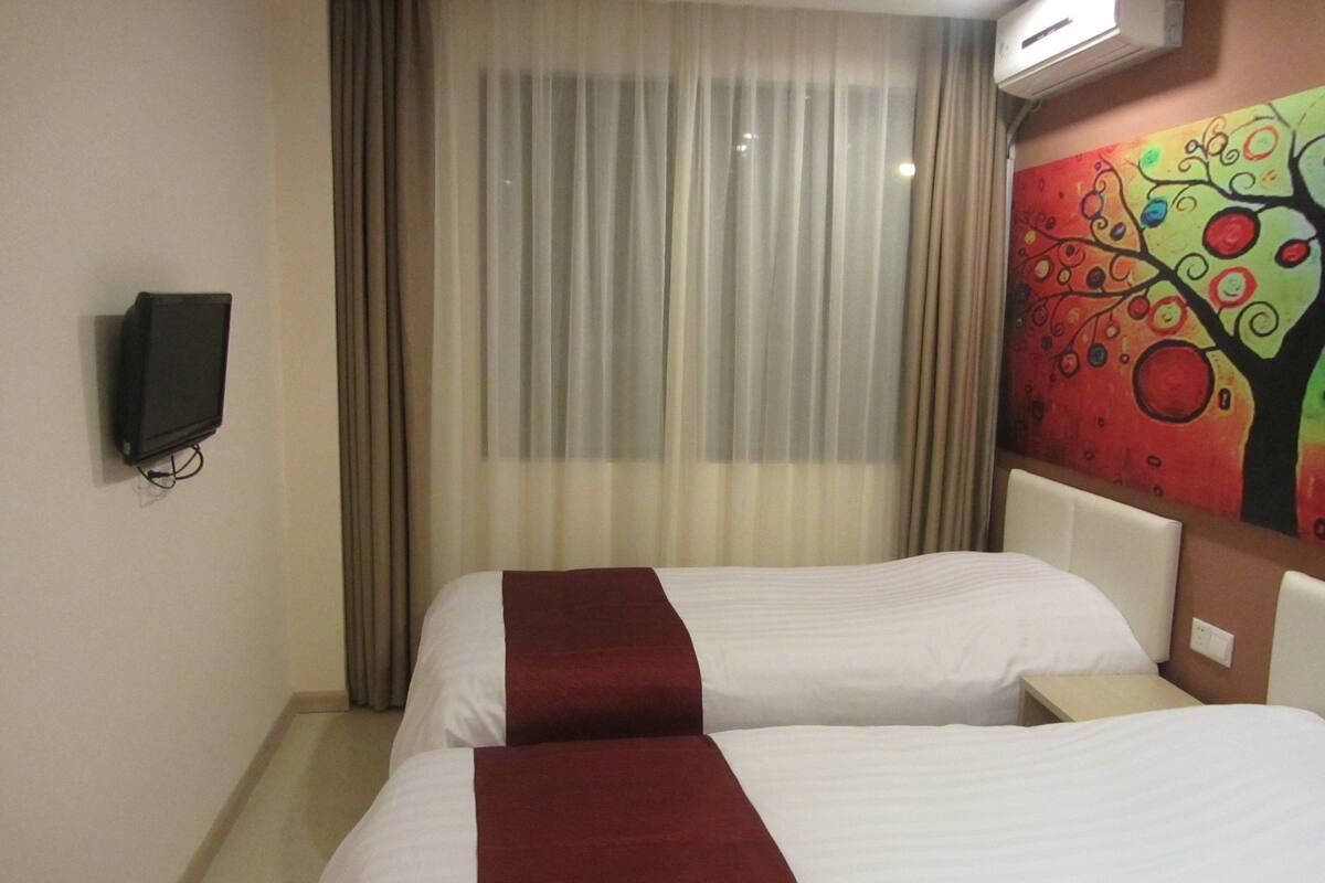 Quarto standard, 2 camas de solteiro | Escrivaninha, Wi-Fi de cortesia
