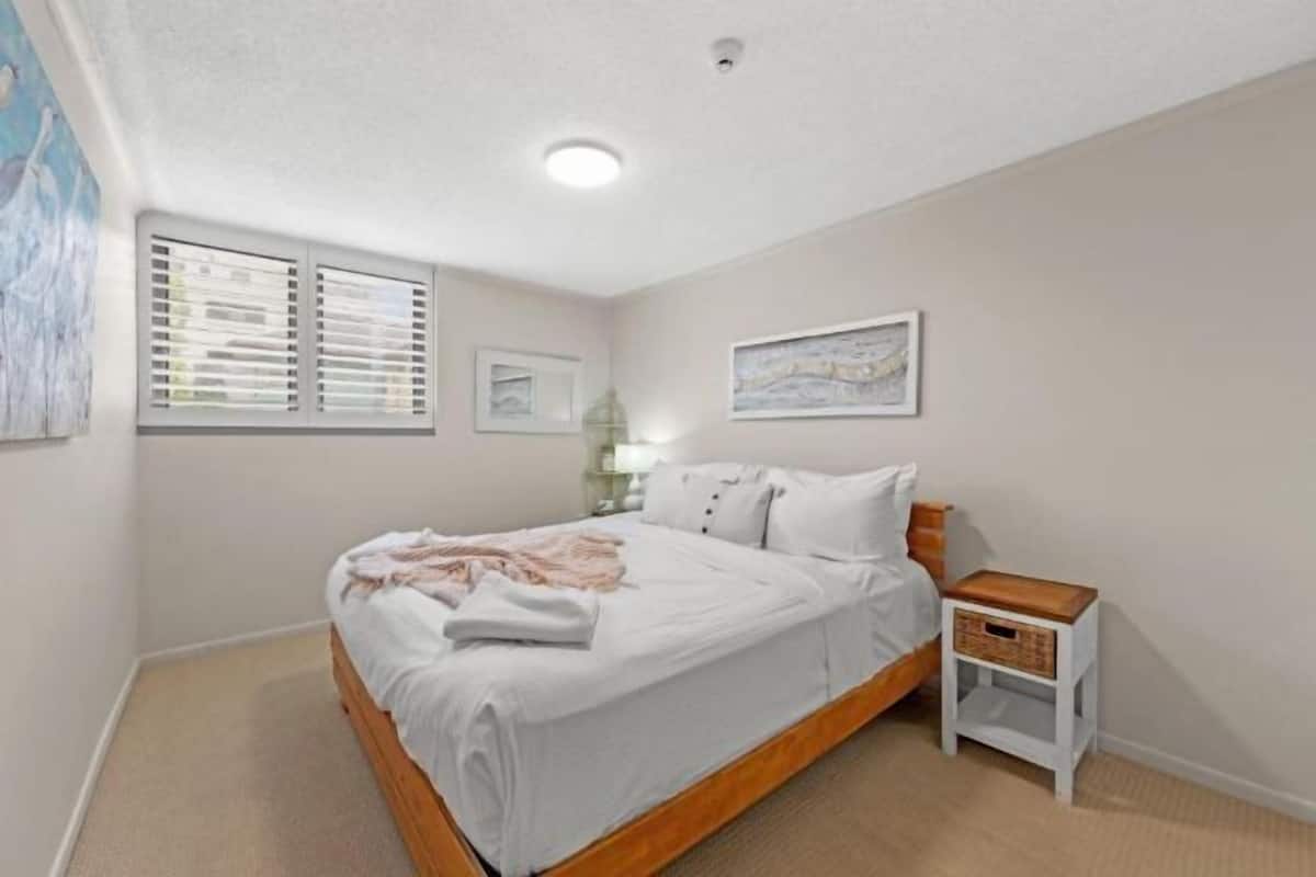 1 bedroom, individually decorated, individually furnished, desk