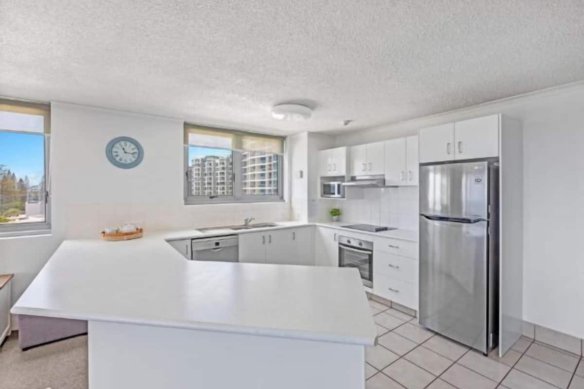 Private kitchen | Full-sized fridge, microwave, oven, stovetop