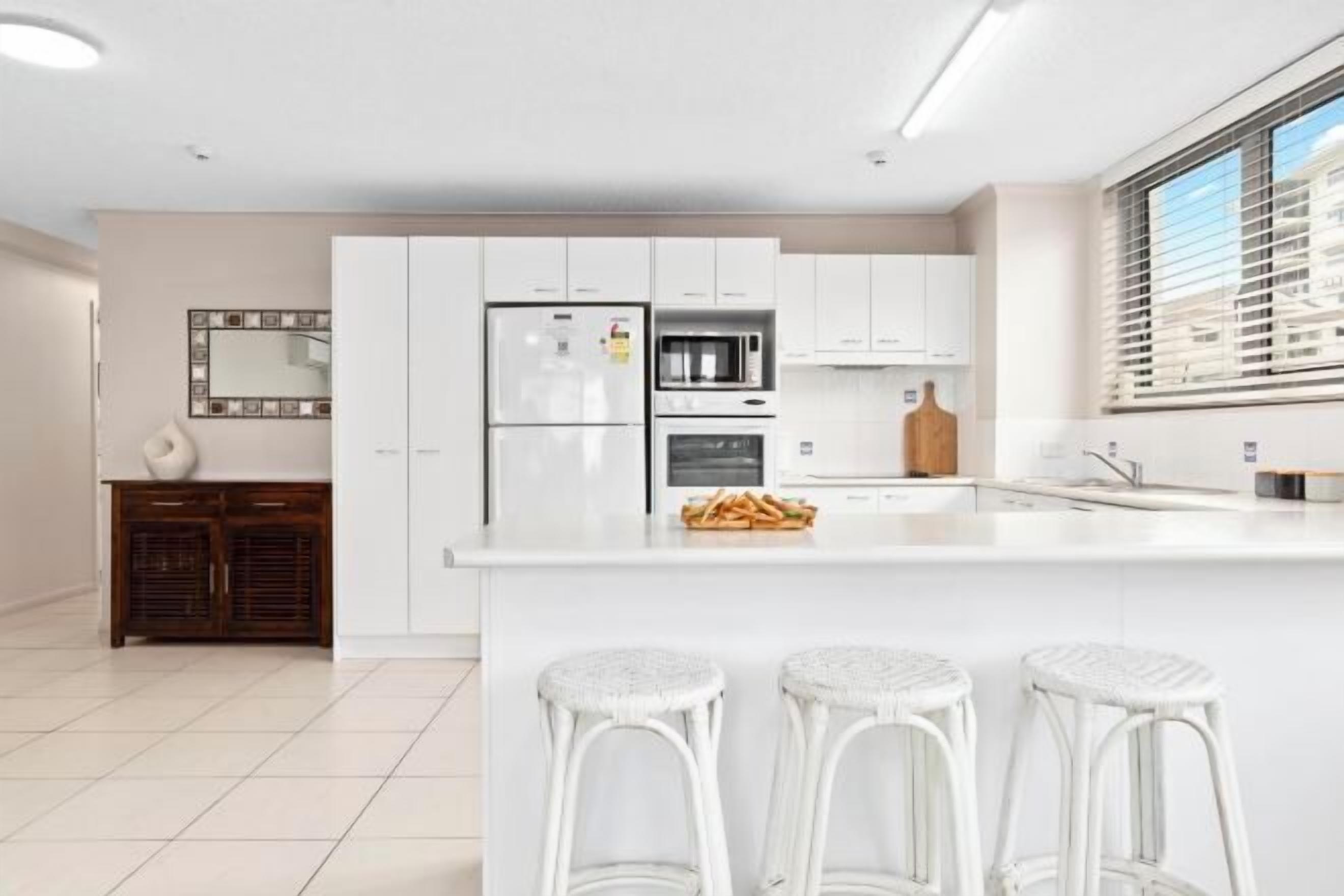 Private kitchen | Full-size fridge, microwave, oven, stovetop