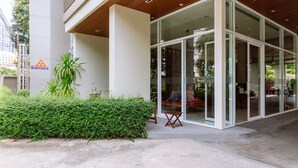 A modern building with a glass entrance, a wooden ceiling, and a sign for 'Siamaze'. - Siamaze Hostel (Bangkok)