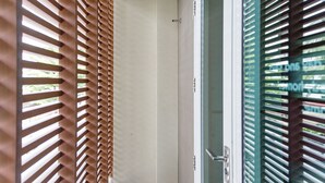 A corridor with wooden slats and a glass door. - Siamaze Hostel (Bangkok)