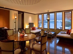 3 nhà hàng; phục vụ bữa sáng, bữa trưa và bữa tối