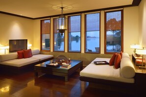 Villa, 1 habitación (Lakeside) | Área de sala de estar | Televisión LED 