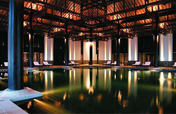 Piscine couverte, piscine extérieure, cabanons gratuits, chaises longues