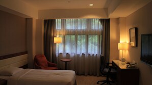 Standard Twin Room | Peti besi dalam bilik, meja, seterika/papan seterika 