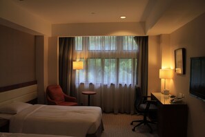 Habitación estándar con 2 camas individuales | Caja fuerte, escritorio, tabla de planchar con plancha