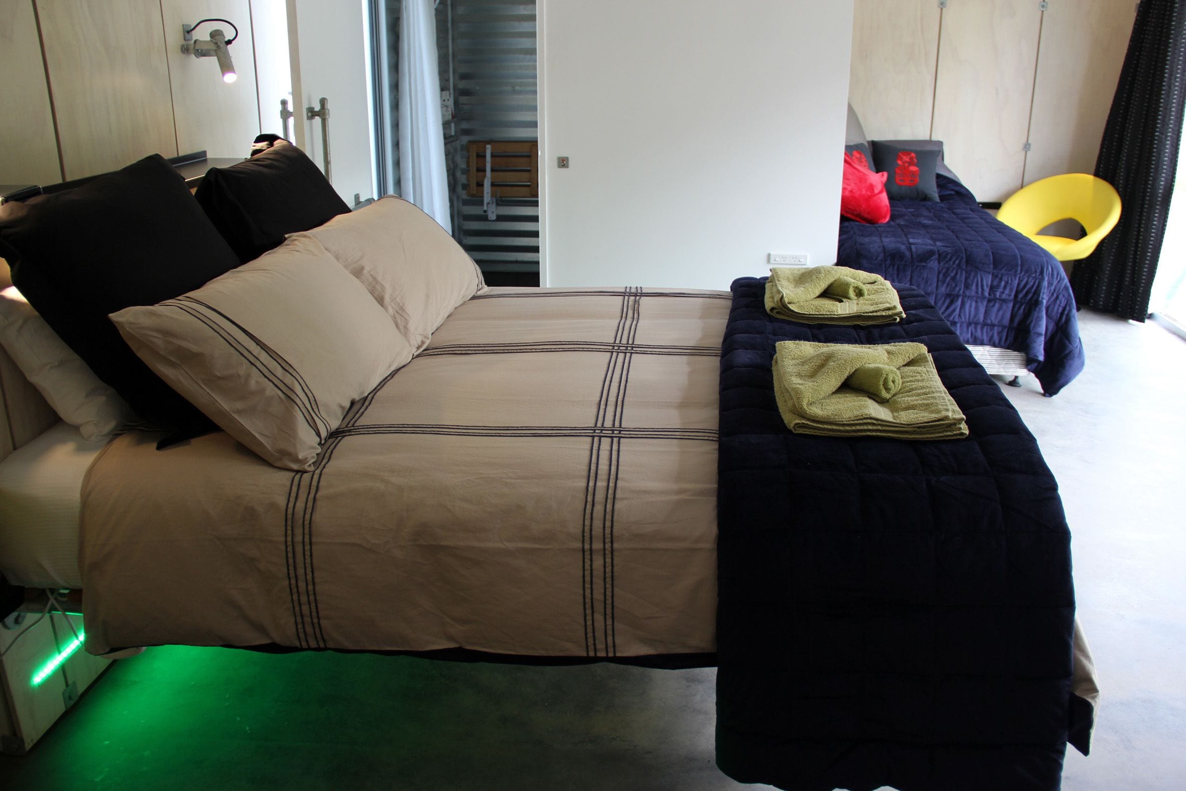 Appartement | 1 slaapkamer, luxe beddengoed, donzen dekbedden, een bureau