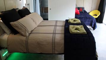 Appartement | 1 slaapkamer, luxe beddengoed, donzen dekbedden, een bureau