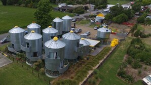 Una zona rural con varios silos cilíndricos y un pequeño edificio.