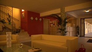 Lobby sitting area - Iblea Hotel (Chiaramonte Gulfi)