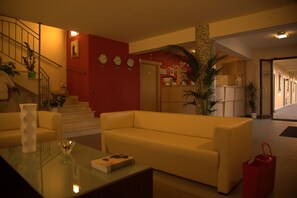 Lobby sitting area - Iblea Hotel (Chiaramonte Gulfi)