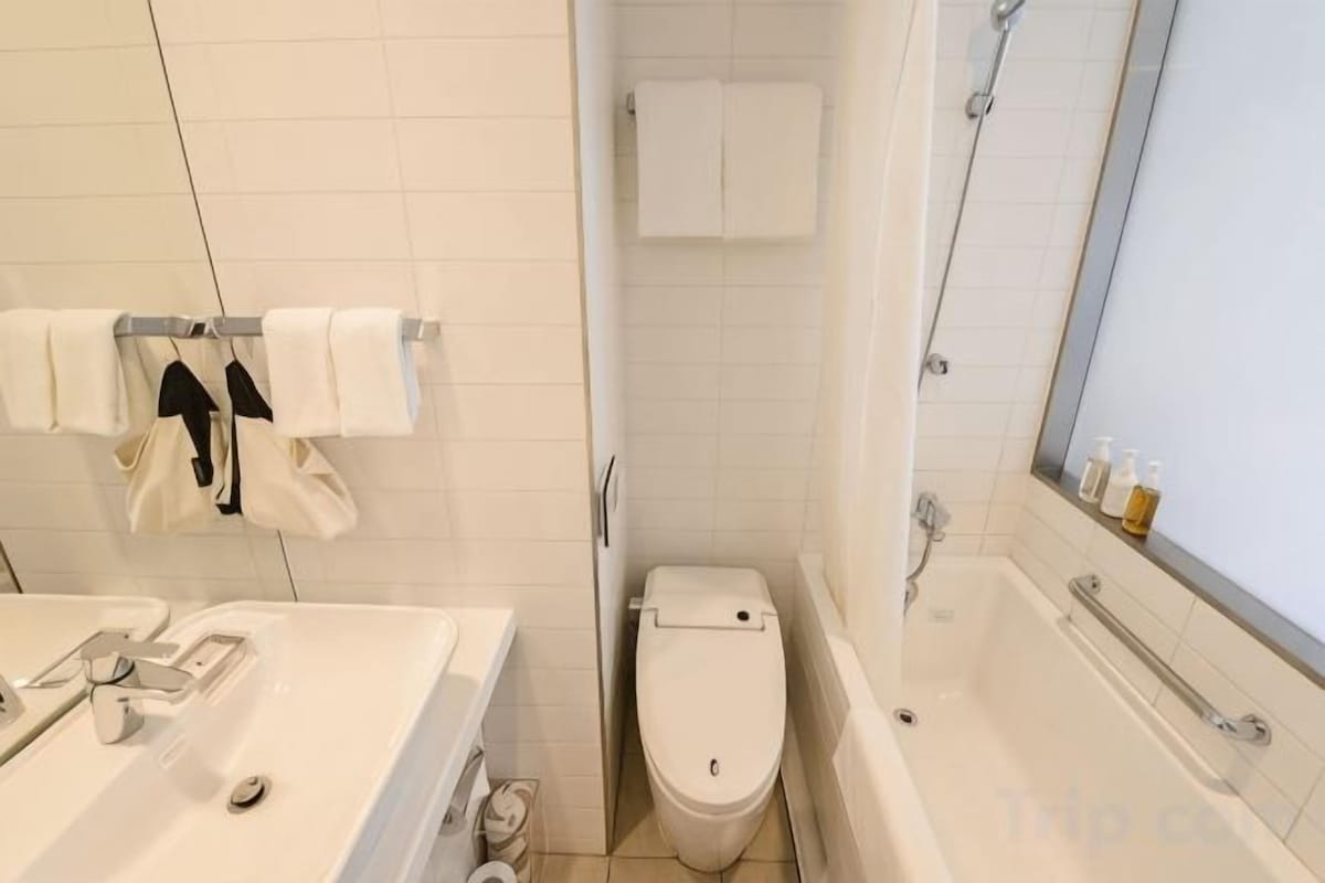 Bathroom | Combined shower/tub, designer toiletries, hair dryer, slippers