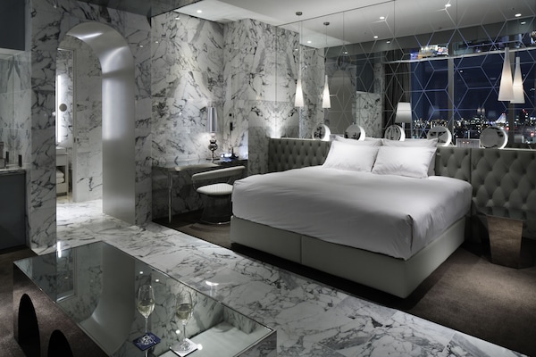 The Club Suite, Non-smoking | Premium bedding, down comforters, in-room safe, individually furnished