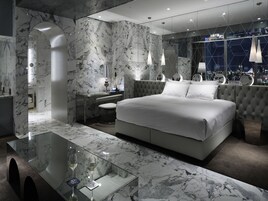 The Club Suite, Non-smoking | Premium bedding, down comforters, in-room safe, individually furnished