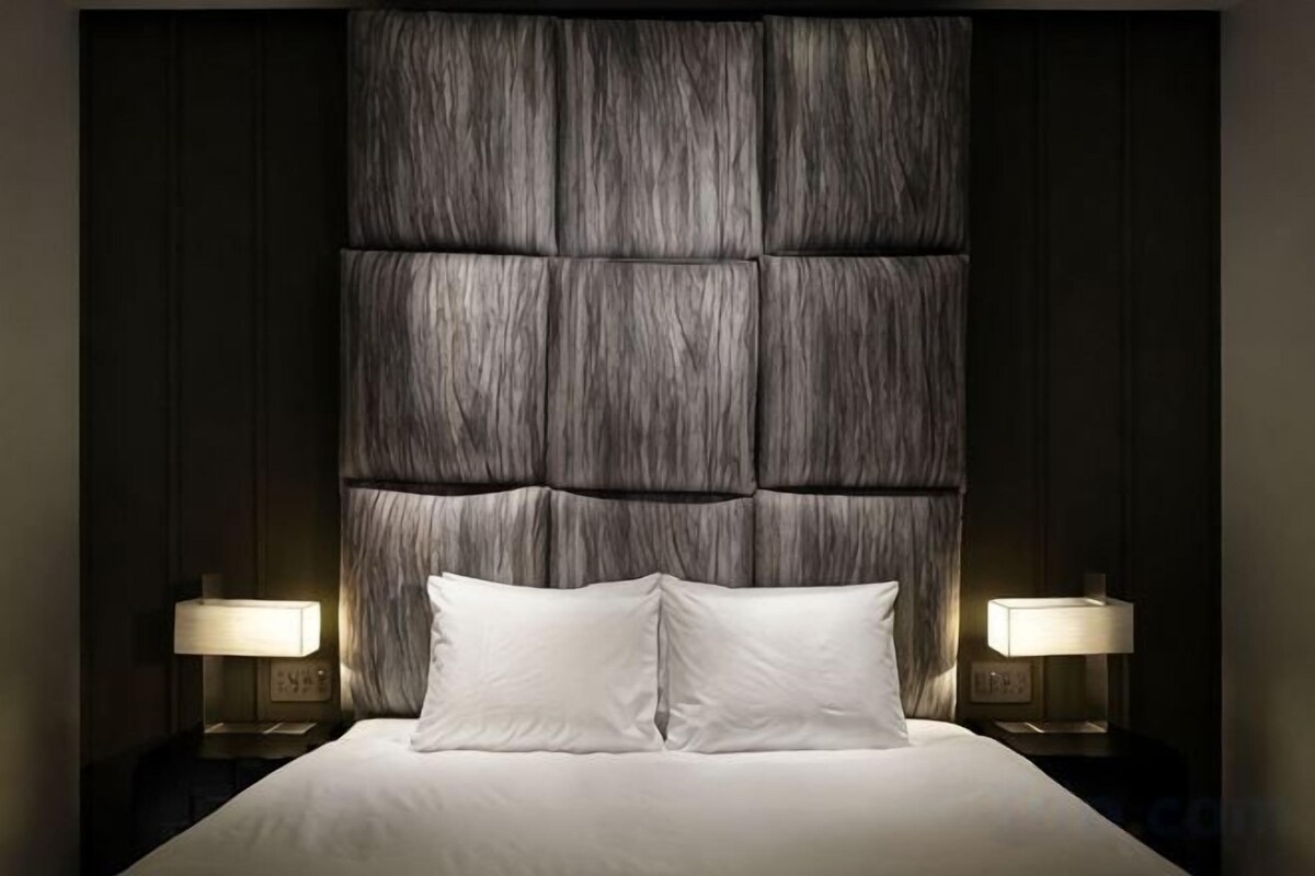 Premium bedding, down comforters, in-room safe, desk