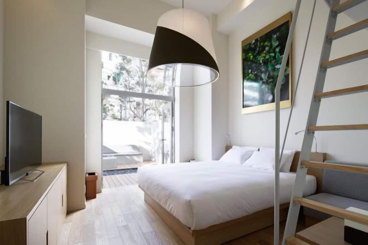 Premium bedding, down comforters, in-room safe, individually furnished