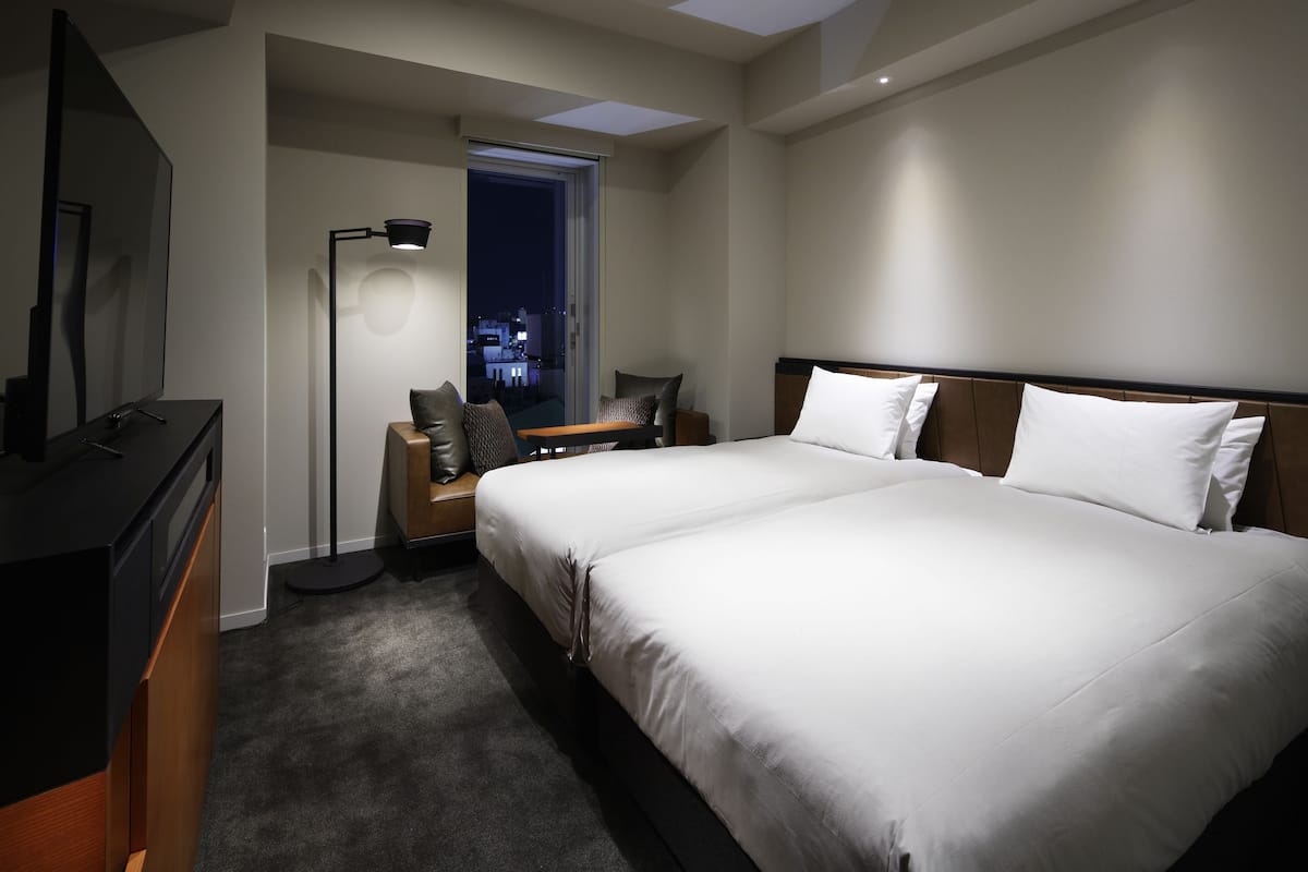 Deluxe Hollywood Twin, Non-smoking | Premium bedding, down comforters, in-room safe, individually furnished