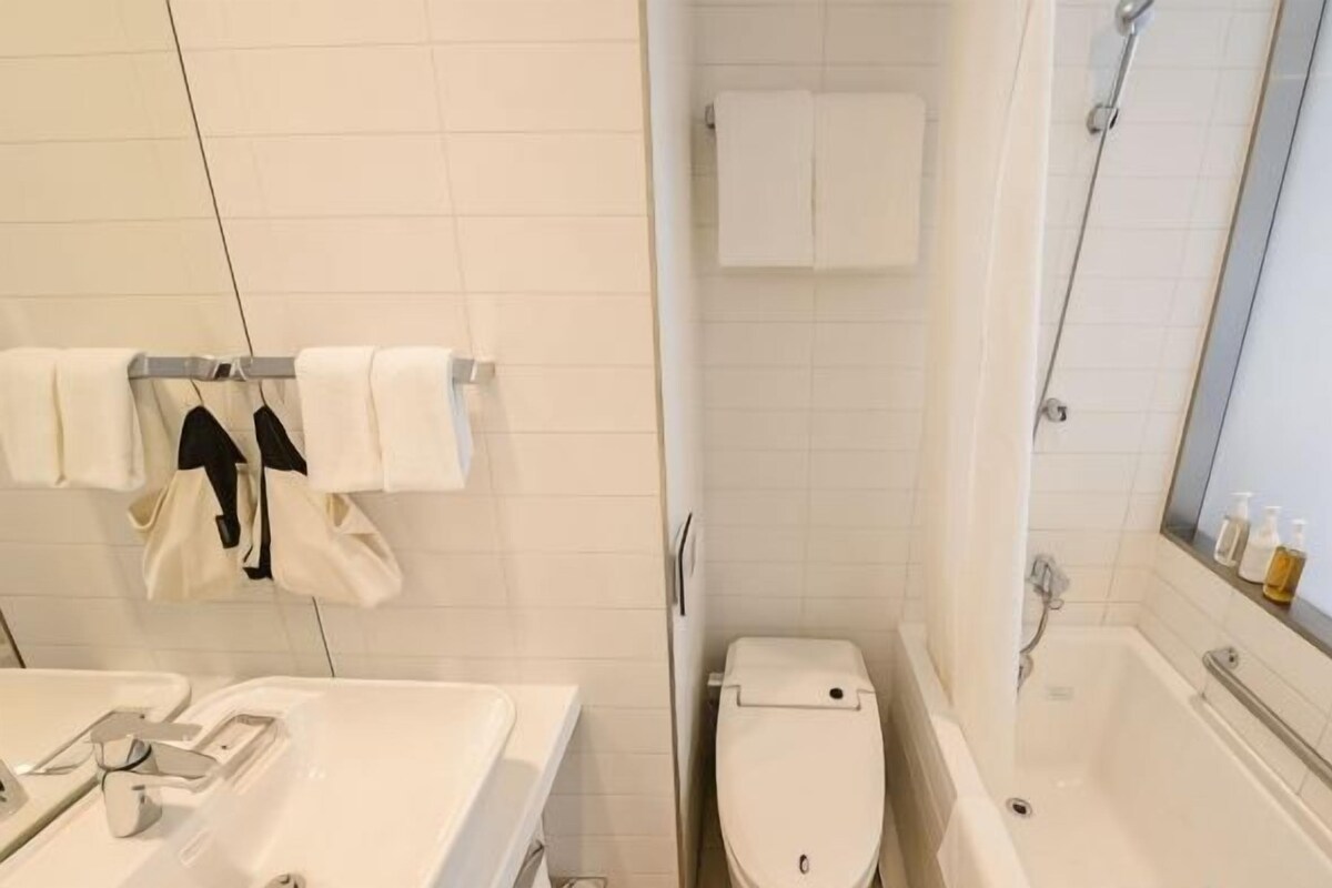 Baño | Tina con regadera, amenidades de baño de diseñador, secadora de cabello 