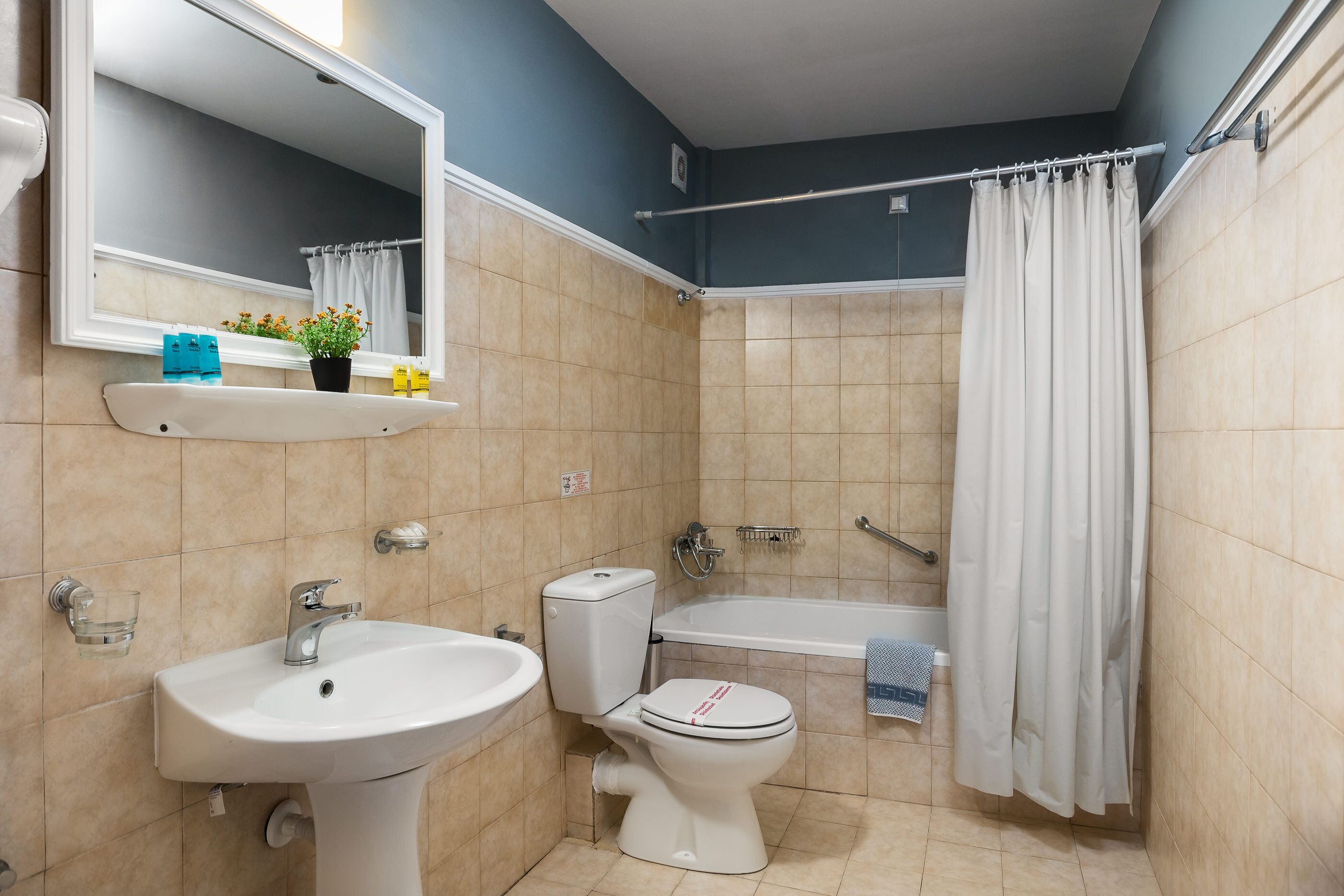 quadruple room | bathroom | combined shower/bathtub, free toiletries, hair dryer, towels